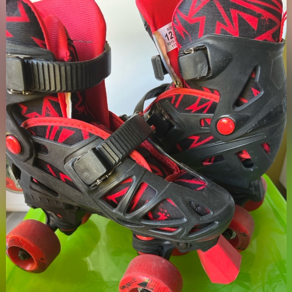 Kids adjustable roller skates
